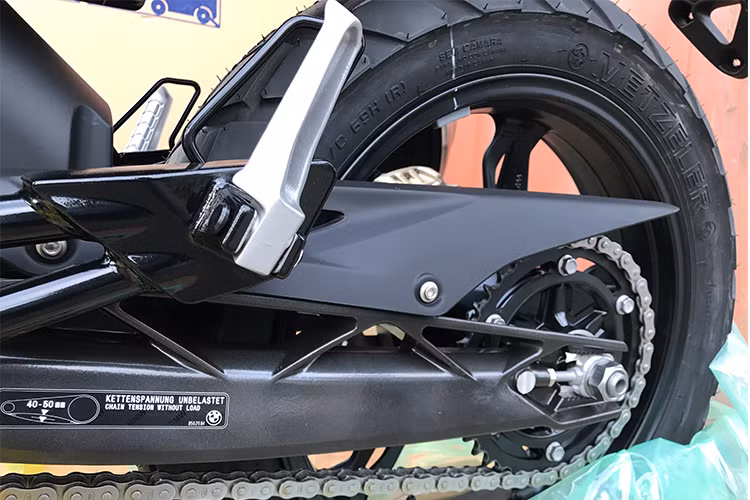 Tuy chỉ là môtô 300 phân khối nhưng G310GS có thiết kế không khác gì những dòng adventure lớn hơn của BMW. Điều này được thể hiện qua thiết kế đầu xe, tản nhiệt, dàn áo bên sườn và bình xăng giống BMW R1200GS. Xe được trang bị bộ mâm 5 chấu màu đen đi kèm lốp không săm bánh trước kích thước 19 inch và 17 inch sau.