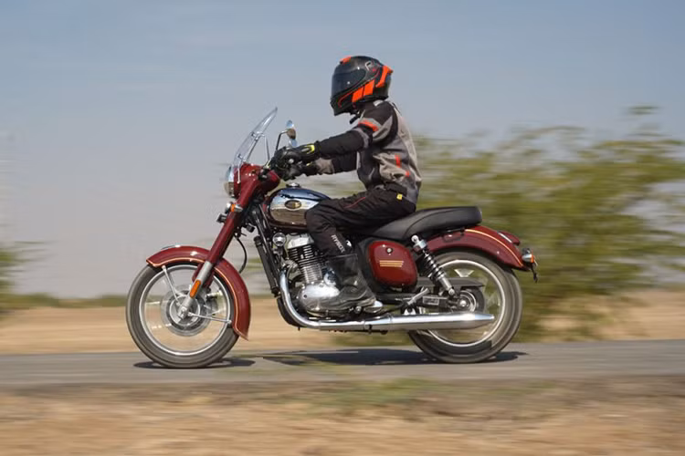 Mức giá xe Jawa 350 Legacy Edition vẫn ở mức giá 199.000 rupee (tương đương khoảng 58,5 triệu đồng), mức giá này tương đương với bản tiêu chuẩn vẫn đang được bán ra.