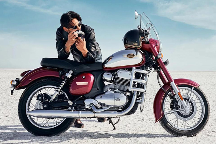 Jawa 350 Legacy Edition sở hữu thông số dài x rộng x cao lần lượt 2.071 x 833 x 1.090 (mm). Xe có chiều dài cơ sở 1.369 mm, khá phù hợp với vóc dáng người châu Á. 