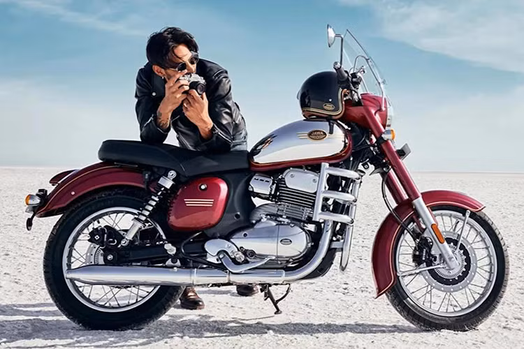 Jawa 350 Legacy Edition sở hữu thông số dài x rộng x cao lần lượt 2.071 x 833 x 1.090 (mm). Xe có chiều dài cơ sở 1.369 mm, khá phù hợp với vóc dáng người châu Á. 