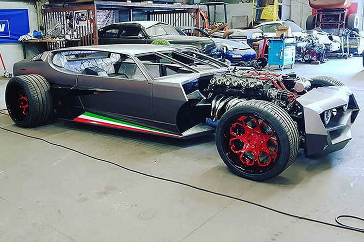 Mới đây, trên mạng xã hội bất ngờ xuất hiện một chiếc siêu xe Lamborghini Espada độ kiểu hot rod cực kỳ ấn tượng nhưng cũng không kém phần kỳ cục. Nó được xem là chiếc Lamborghinin độc nhất thế giới.
