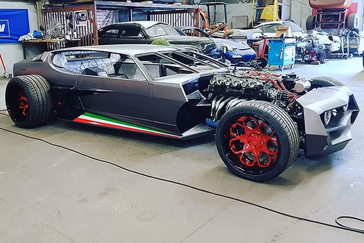 Mới đây, trên mạng xã hội bất ngờ xuất hiện một chiếc siêu xe Lamborghini Espada độ kiểu hot rod cực kỳ ấn tượng nhưng cũng không kém phần kỳ cục. Nó được xem là chiếc Lamborghinin độc nhất thế giới.