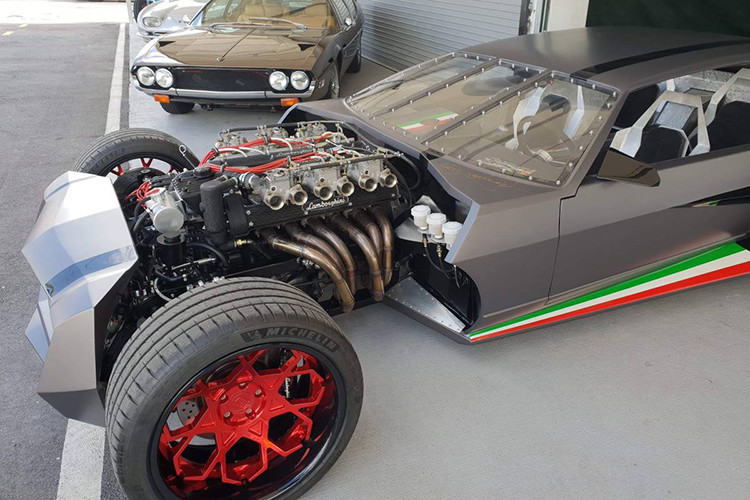 Được biết, chiếc xe có trang bị động cơ V12 cùng hàng loạt trang bị độ khác như bộ bánh xe lớn - Danton Arts Kustoms đã phải tiến hành độ lại đáng kể thân vỏ xe cũng như các chi tiết bên trong nội thất.