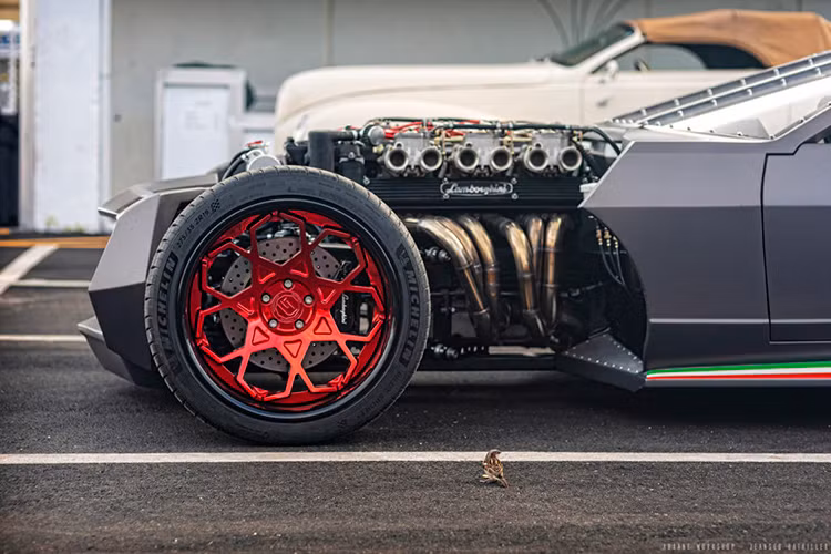 Các chi tiết khung xe Lamborghini Espada đặc biệt này đã được xây dưng theo kiểu hot rod lạ mắt, cộng thêm nội thất thủ công thiết kế bằng nhôm hoàn toàn và chất liệu trang trí Alcantara.