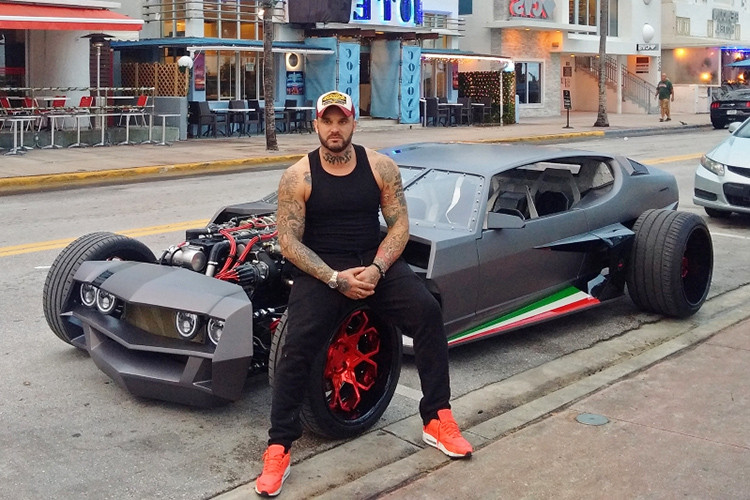 Đây là một chiếc Lamborghini Espada độ vô cùng công phu, nhưng không chắc nó sẽ có thể thuyết phục được tất cả mọi người với phong cách “chặt chém” phần đầu. Đặc biệt là các fan cứng của Lamborghini và yêu thích dáng vẻ cổ điển của mẫu Espada thập niên 70.