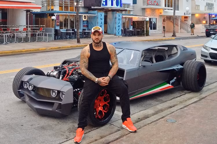 Đây là một chiếc Lamborghini Espada độ vô cùng công phu, nhưng không chắc nó sẽ có thể thuyết phục được tất cả mọi người với phong cách “chặt chém” phần đầu. Đặc biệt là các fan cứng của Lamborghini và yêu thích dáng vẻ cổ điển của mẫu Espada thập niên 70.