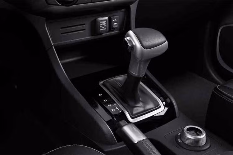 Tại thị trường Trung Quốc, hai động cơ dầu tăng áp được trang bị cho Isuzu mu-X 2018 đều đi cùng tùy chọn hộp số tay 6 cấp hoặc hộp số tự động 6 cấp. Ngoài ra xe cũng có hệ thốn dẫn động 1 cầu hoặc 2 cầu.