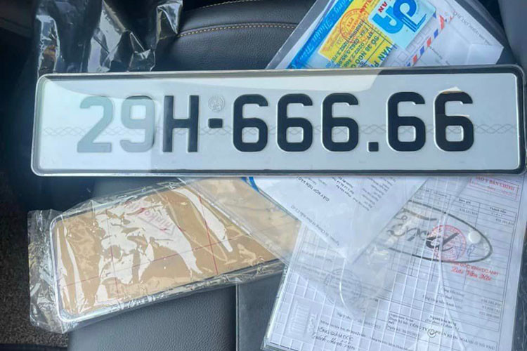 Màn mua bán nhanh gọn này đã khiến cộng đồng mạng không khỏi nghi ngờ liệu tay chơi xe biển đẹp như Huấn "hoa hồng" có bắt tay để thổi giá ảo cho chiếc xe bán tải Ford Ranger biển 29H-666.66 lên đến con số 3 tỷ đồng hay không?