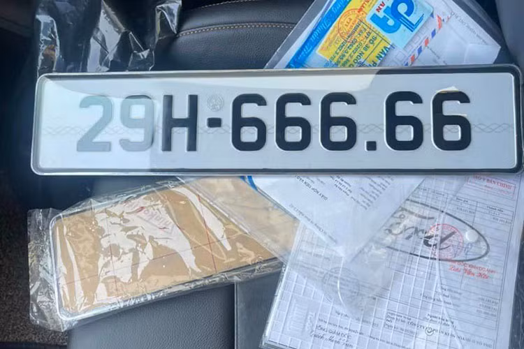 Màn mua bán nhanh gọn này đã khiến cộng đồng mạng không khỏi nghi ngờ liệu tay chơi xe biển đẹp như Huấn "hoa hồng" có bắt tay để thổi giá ảo cho chiếc xe bán tải Ford Ranger biển 29H-666.66 lên đến con số 3 tỷ đồng hay không?