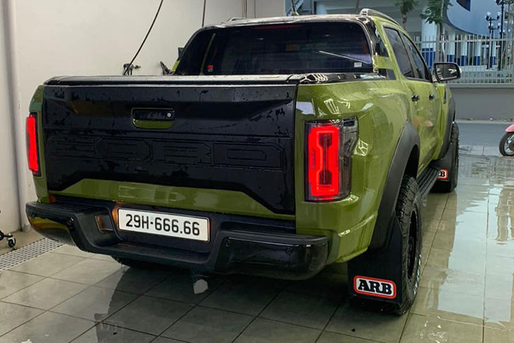 Được biết, chiếc xe bán tải Ford Ranger mang biển 29H-666.66 của Hà Nội này đã được độ lại body kit và đã từng qua tay một dân buôn xe ở Văn Giang, Bắc Ninh, sau đó mới được Huấn "hoa hồng" mua lại.