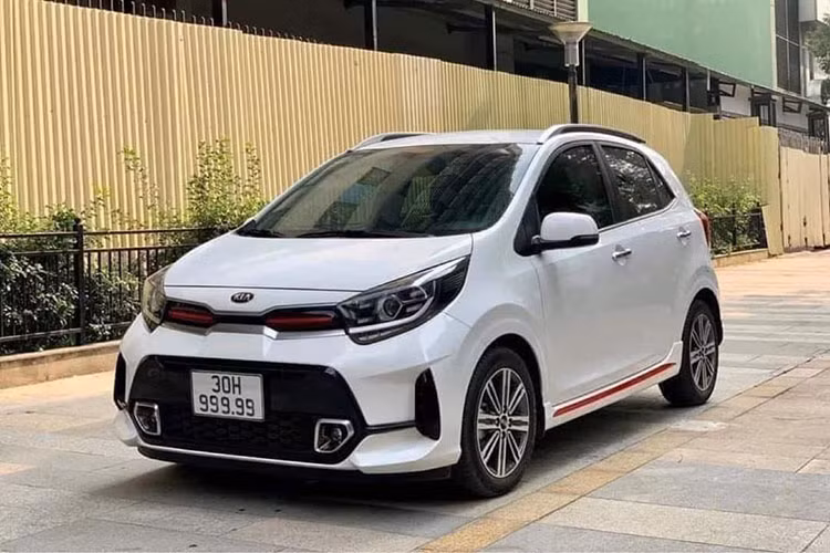 Có thể thấy, với việc các chủ xe bấm được biển số khủng như ngũ quý hay tứ quý đã giúp họ kiếm được khoản chênh lệch vài trăm triệu đồng đến tiền tỷ. Mới đây, một người tên V.H.M đã may mắn bấm được chiếc biển 30H-999.99 cho xe Kia Morning và đã được trả giá lên đến 1,35 tỷ đồng nhưng quyết định là chưa bán.