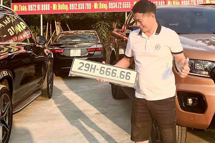 Dù vậy, có thể thấy trước đó ngoài chiếc Ford Ranger biển ngũ quý 6 giá 3 tỷ này, Huấn "hoa hồng" cũng từng chốt đơn khá nhiều giao dịch mua bán xe biển tứ quý hay ngũ quý ở các tỉnh thành khác nhau.