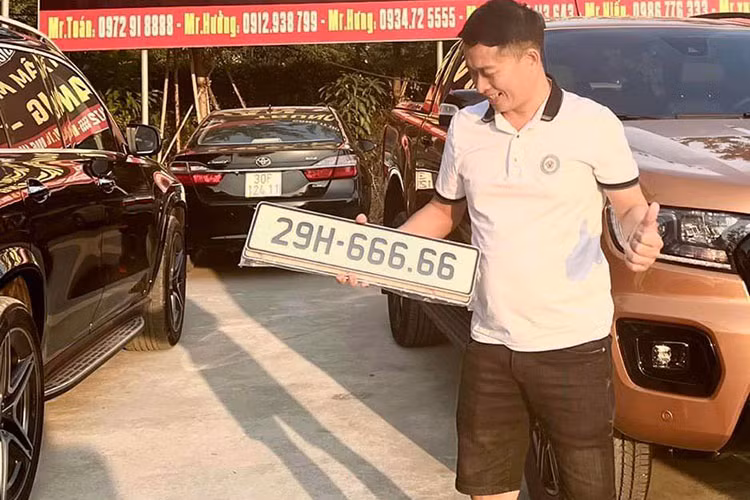 Dù vậy, có thể thấy trước đó ngoài chiếc Ford Ranger biển ngũ quý 6 giá 3 tỷ này, Huấn "hoa hồng" cũng từng chốt đơn khá nhiều giao dịch mua bán xe biển tứ quý hay ngũ quý ở các tỉnh thành khác nhau.