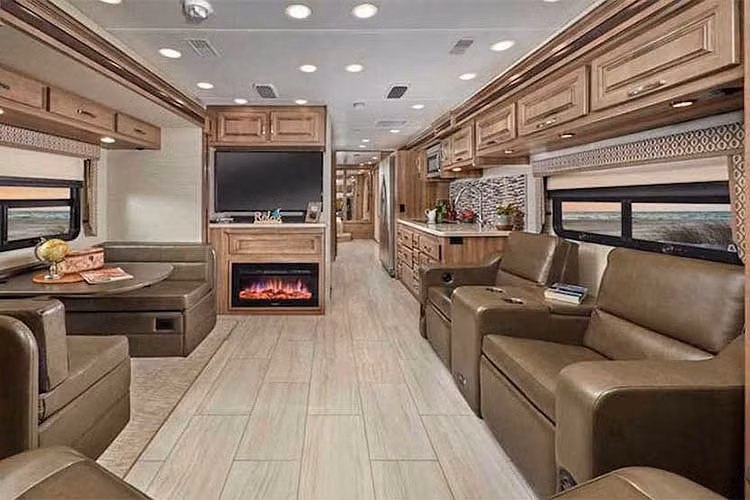 Tuy nhiên, điểm đặc biệt nhất của Jayco Embark Luxury lại nằm bên trong nội thất của chiếc xe. Thor Industries đã thiết kế ra một không gian sống với đầy đủ các khu vực như phòng khách, phòng ngủ, bếp và khu vệ sinh.