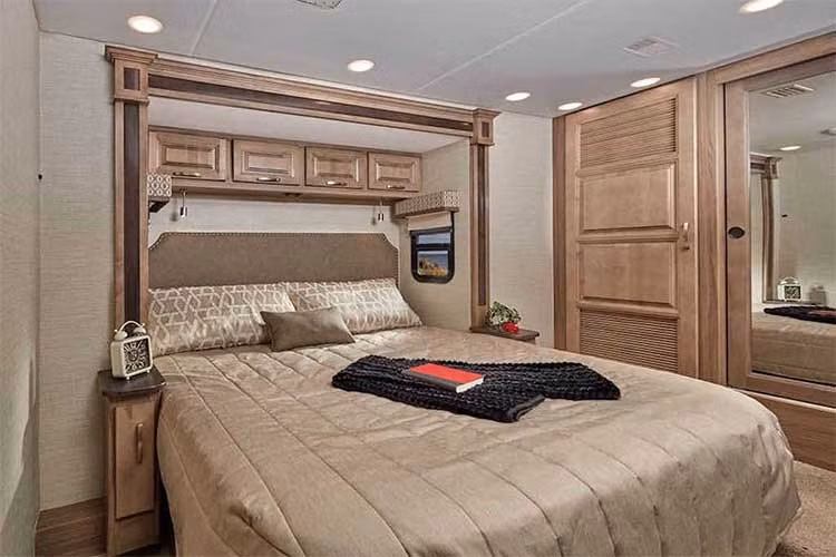 Ngoài ra, khu vực bếp còn có một tủ lạnh của hãng Whirlpool, lò vi sóng Frigidaire và bồn rửa bằng thép không rỉ. Thậm chí khu vực vệ sinh của Jayco Embark Luxury cũng sạch sẽ và cao cấp hơn mọi trạm nghỉ chân bên đường với phòng tắm nguyên khối bằng sợi thủy tinh có đèn mô phỏng bầu trời đầy sao, bồn rửa mặt và một bồn cầu Thetford.