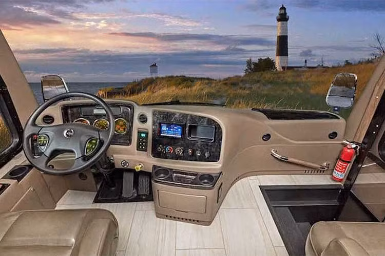 Sau khi được hãng Spartan Specialty Vehicles, Thor Industries đã đặt lên thân xe với kiểu dáng như một chiếc xe bus và được trang trí khá bắt mắt.