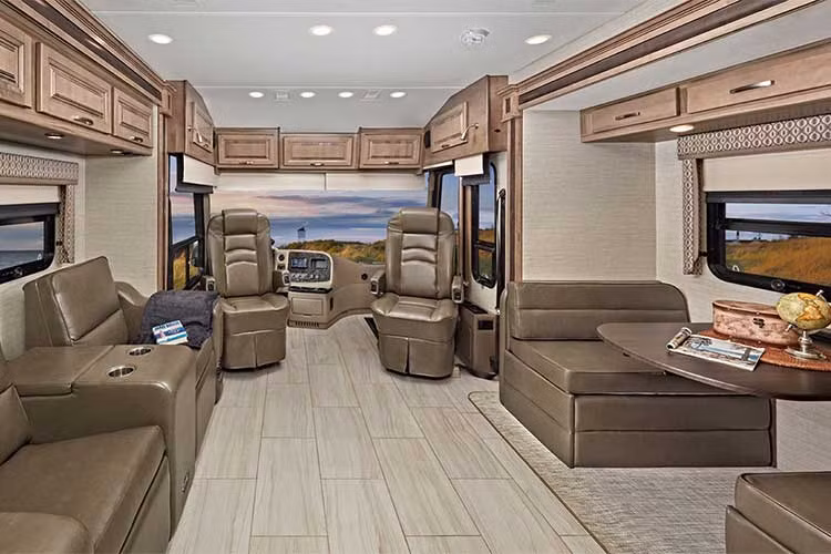 Trong đó, phòng khách của mẫu nhà di động hạng sang này được trang bị một TV LED 50 inch kèm dàn âm thanh độc lập, đồng thời phòng ngủ cũng có một TV 32 inch riêng. Khu vực bếp của chiếc xe cũng theo kèm với mọi loại dụng cụ để có thể nấu một bữa tiệc thịnh soạn.