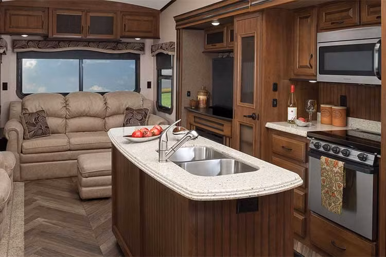 Thor Industries cũng đưa ra cả tùy chọn lắp đặt máy giặt và máy sấy quần áo. Với Jayco Embark Luxury, người sử dụng sẽ không bao giờ phải dừng chân nghỉ ở khách sạn khi bên trong phòng khách của chiếc xe là một chiếc giường đôi cỡ lớn, thảm trải sàn "đại bự" và tủ quần áo rộng rãi.