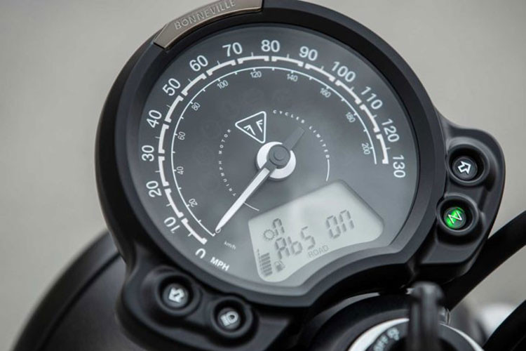 Cỗ máy 900cc xy lanh đôi trên Triumph Street Scrambler 2019 hoàn toàn mới có sức mạnh vượt trội, giúp chiếc xe có được sự cải thiện do sử dụng trục khuỷu mới nhẹ hơn, bộ côn mới, cùng nắp trục cam từ tính 