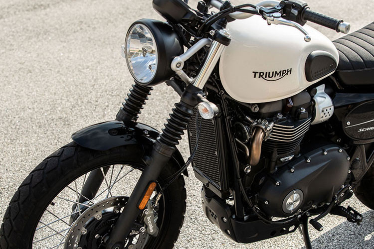 Đầu tiên, chiếc xe môtô phân khối lớn Triumph mang phong cách cổ điển này được nâng cấp cỗ máy lên 900 phân khối và sẽ cho ra 64 mã lực tại 7.500 vòng/phút, cải thiện 18% sức mạnh so với phiên bản hiện hành.