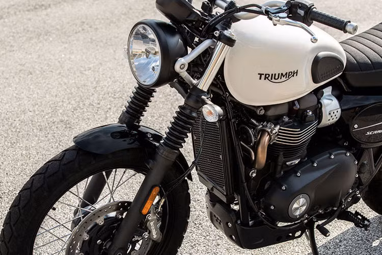 Đầu tiên, chiếc xe môtô phân khối lớn Triumph mang phong cách cổ điển này được nâng cấp cỗ máy lên 900 phân khối và sẽ cho ra 64 mã lực tại 7.500 vòng/phút, cải thiện 18% sức mạnh so với phiên bản hiện hành.