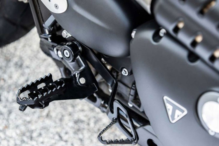 Giống với phiên bản 2019 của mẫu xe Street Twin đang bán ra hiện nay, chiếc xe cũng sẽ được sử dụng ABS có khả năng tùy chình cùng cùm phanh 4 piston Brembo nhưng với chỉ 1 đĩa đơn phía trước.