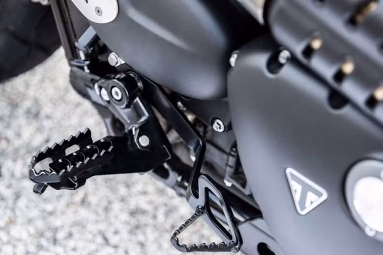 Giống với phiên bản 2019 của mẫu xe Street Twin đang bán ra hiện nay, chiếc xe cũng sẽ được sử dụng ABS có khả năng tùy chình cùng cùm phanh 4 piston Brembo nhưng với chỉ 1 đĩa đơn phía trước.