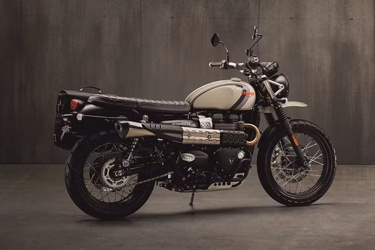 Trên ngoại hình của Triumph Street Scrambler mới sẽ được sử dụng logo mới của hãng xe cùng các đường chỉ và dải màu hoàn toàn mới mẻ. Yên xe cũng được thiết kế lại với sự kết hợp của da và vải cho ngoại hình khá cổ điển và hữu dụng.