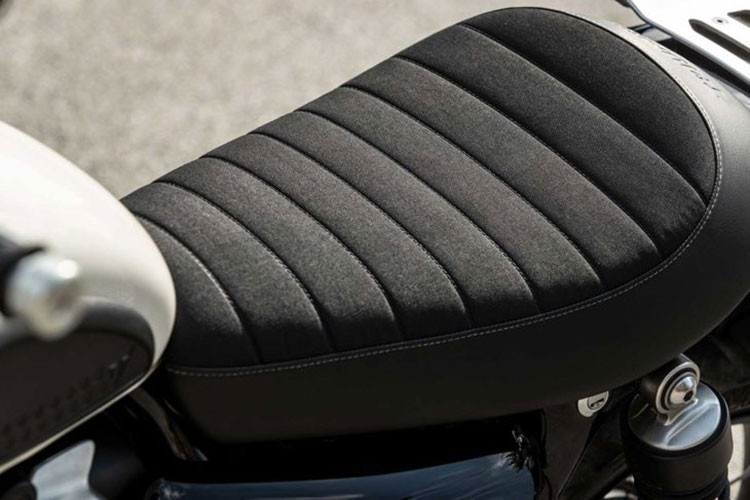 Cùm ga điện tử trên Triumph Street Scrambler 2019 sẽ cung cấp 2 chế độ lái khác biệt cho chiếc xe bao gồm Road và Rain cho khả năng sử dụng trong loại đường bình thường và khi đường ướt.