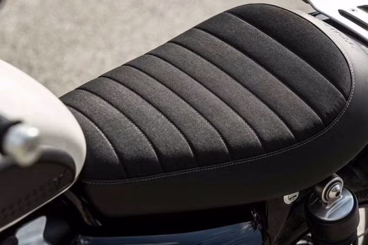 Cùm ga điện tử trên Triumph Street Scrambler 2019 sẽ cung cấp 2 chế độ lái khác biệt cho chiếc xe bao gồm Road và Rain cho khả năng sử dụng trong loại đường bình thường và khi đường ướt.