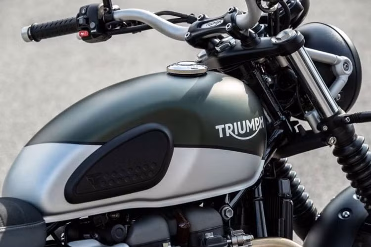 Đây là chiếc xe được Triumph phát triển từ dòng xe nhỏ gọn Triumph Street Twin trước đây, đưa thêm vào chiếc xe khả năng off-road đa năng.
