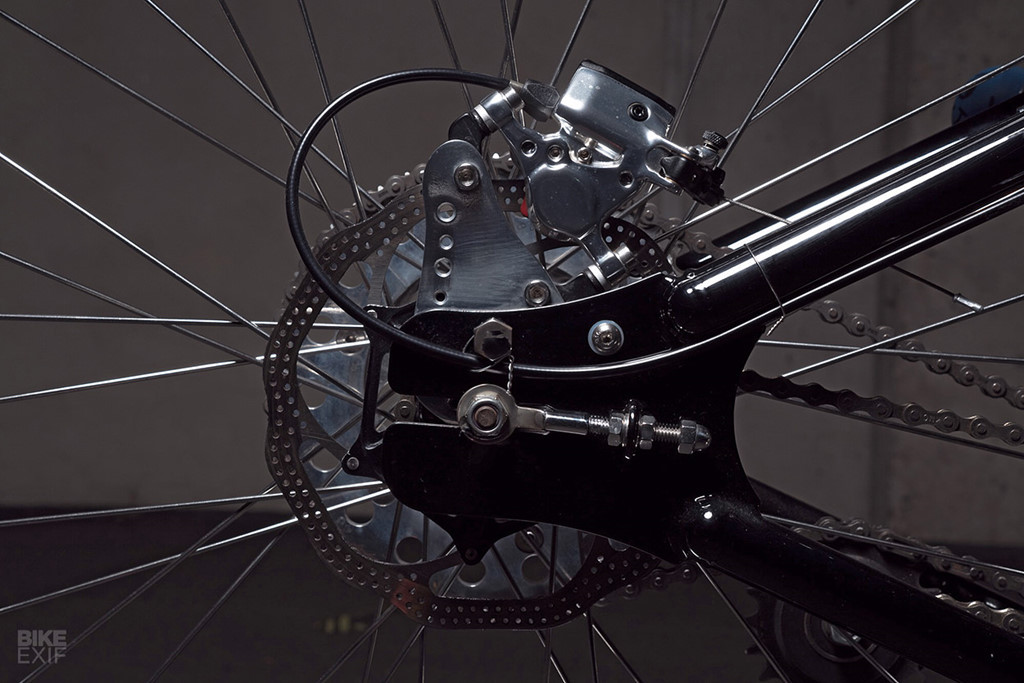 Jeff bắt đầu chế tạo mới hoàn toàn phần khung, với sự trợ giúp từ người bạn Richard ở Arizona. Richard chế tạo thủ công hết bộ khung đi kèm bình xăng. Phuộc trước cổ điển thực chất là linh kiện mới từ hãng Felt.