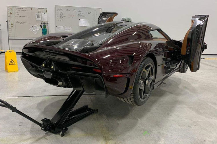 Vụ việc này xảy ra vào tháng 6/2022, khi chiếc siêu xe Koenigsegg Regera chỉ mới tham dự 1 nửa chặng đường trong sự kiện siêu xe của Hoàng Kim Khánh ở Hà Nội, và từ đó đến nay, đại gia ngành thẩm mỹ chưa 1 lần lên tiếng về tin đồn chiếc Koenigsegg Regera độc nhất Việt Nam sẽ phải về nhà máy của hãng để sửa chữa cho đến trưa ngày 13/3/2023 vừa qua.