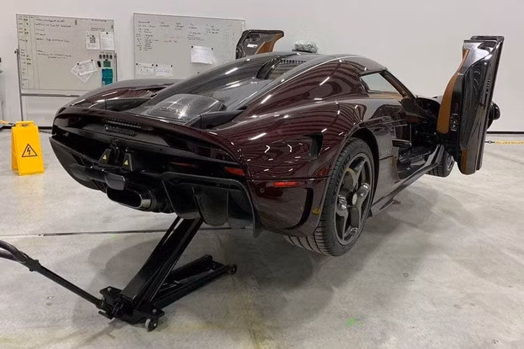 Vụ việc này xảy ra vào tháng 6/2022, khi chiếc siêu xe Koenigsegg Regera chỉ mới tham dự 1 nửa chặng đường trong sự kiện siêu xe của Hoàng Kim Khánh ở Hà Nội, và từ đó đến nay, đại gia ngành thẩm mỹ chưa 1 lần lên tiếng về tin đồn chiếc Koenigsegg Regera độc nhất Việt Nam sẽ phải về nhà máy của hãng để sửa chữa cho đến trưa ngày 13/3/2023 vừa qua.