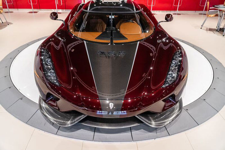 Siêu xe Koenigsegg Regera của Hoàng Kim Khánh được trang bị hệ dẫn động hybrid bao gồm động cơ máy xăng V8, Biturbo, dung tích 5.0 lít kết hợp cùng 3 mô-tơ điện. Công suất tổng cộng trên siêu xe này là 1.500 và mô-men xoắn cực đại 2.000 Nm.