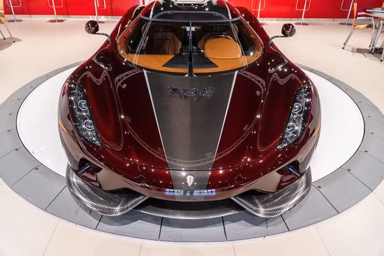 Siêu xe Koenigsegg Regera của Hoàng Kim Khánh được trang bị hệ dẫn động hybrid bao gồm động cơ máy xăng V8, Biturbo, dung tích 5.0 lít kết hợp cùng 3 mô-tơ điện. Công suất tổng cộng trên siêu xe này là 1.500 và mô-men xoắn cực đại 2.000 Nm.
