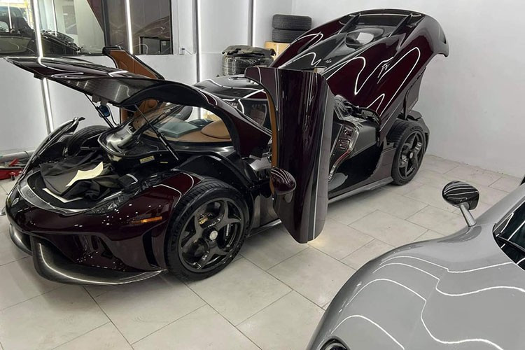 "Cảm ơn nhà máy Koenigsegg và người đại diện hãng đã hỗ trợ một cách tối đa nhất để em nó được cập nhập phần mềm và làm mới hoàn toàn cũng như đã tạo điều kiện để chủ nhân qua hướng dẫn sử dụng vận hành và đón em nó về lại với đất nước hình chữ S một cách lung linh và hoàn hảo nhất", Hoàng Kim Khánh chia sẻ thêm.