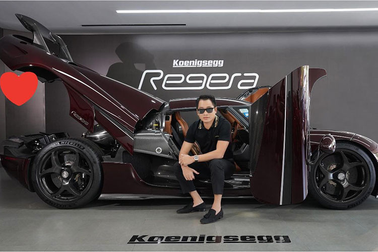 Regera không có hộp số mà sử dụng cơ cấu truyền động trực tiếp Direct Drive, nhờ đó, giúp xe có khả năng tăng tốc từ vị trí xuất phát lên 100 km/h trong thời gian 2,8 giây trước khi đạt vận tốc tối đa 400 km/h. Mức giá xe Koenigsegg Regera được vợ Hoàng Kim Khánh chia sẻ vào khoảng gần 200 tỷ đồng.