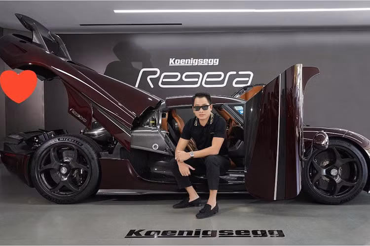 Regera không có hộp số mà sử dụng cơ cấu truyền động trực tiếp Direct Drive, nhờ đó, giúp xe có khả năng tăng tốc từ vị trí xuất phát lên 100 km/h trong thời gian 2,8 giây trước khi đạt vận tốc tối đa 400 km/h. Mức giá xe Koenigsegg Regera được vợ Hoàng Kim Khánh chia sẻ vào khoảng gần 200 tỷ đồng.