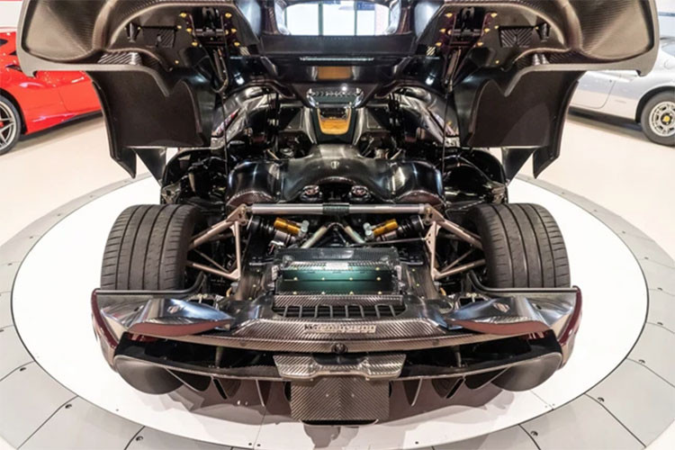 Vào đầu năm 2022, chiếc siêu xe Koenigsegg Regera triệu đô đã được một showroom ở Campuchia nhưng chuyên bán siêu xe cho người Việt làm xong các thủ tục để nhập cảnh vào nước ta qua cửa khẩu Mộc Bài ở Tây Ninh và bàn giao đến cho chủ nhân.
