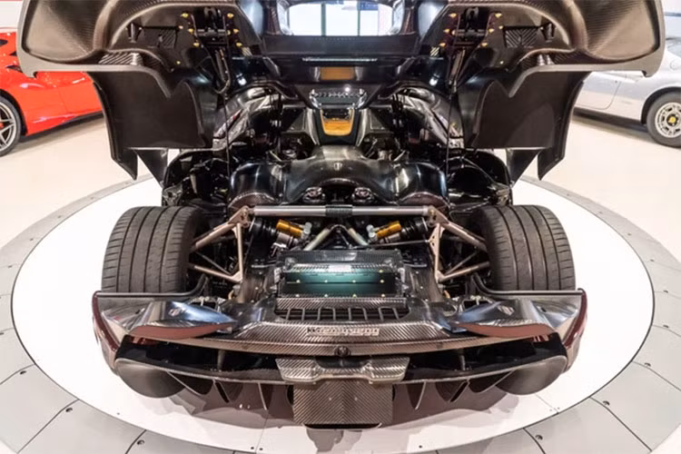 Vào đầu năm 2022, chiếc siêu xe Koenigsegg Regera triệu đô đã được một showroom ở Campuchia nhưng chuyên bán siêu xe cho người Việt làm xong các thủ tục để nhập cảnh vào nước ta qua cửa khẩu Mộc Bài ở Tây Ninh và bàn giao đến cho chủ nhân.