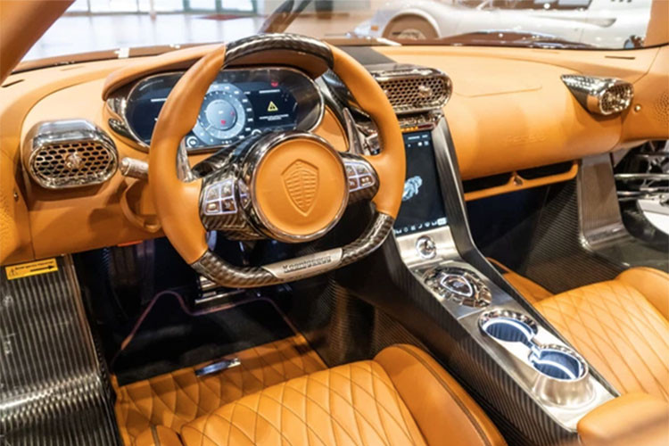 Dự đoán, mức chi phí cho lần khám bệnh Koenigsegg Regera có thể lên đến vài tỷ đồng. Koenigsegg Regera được Hoàng Kim Khánh mua vào năm 2021 và nhập từ Mỹ về Campuchia, xe mang màu sơn đỏ carbon cùng nội thất màu da bò... rất đẹp mắt.