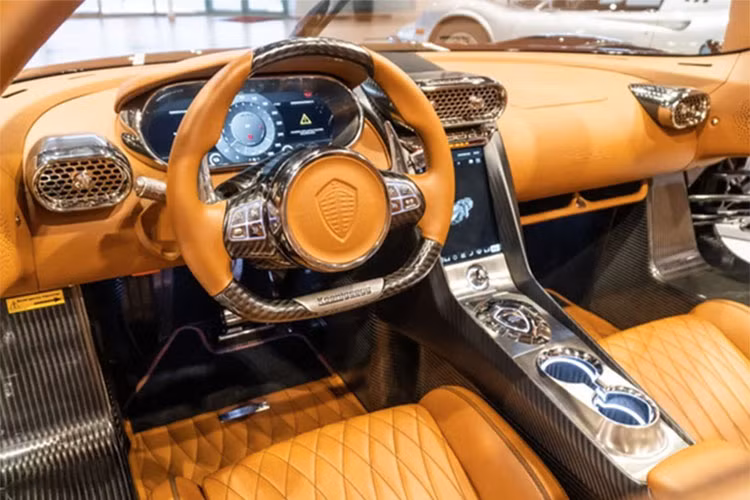 Dự đoán, mức chi phí cho lần khám bệnh Koenigsegg Regera có thể lên đến vài tỷ đồng. Koenigsegg Regera được Hoàng Kim Khánh mua vào năm 2021 và nhập từ Mỹ về Campuchia, xe mang màu sơn đỏ carbon cùng nội thất màu da bò... rất đẹp mắt.