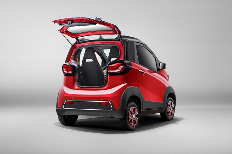 Baojun E100 được trang bị mô-tơ điện mạnh 39 mã lực và 110 Nm, xe có thể đạt vận tốc tối đa 100 km/h. Pin của mẫu ôtô điện này là loại lithium-ion với dung lượng 14,9 kWh, giúp xe di chuyển được 200 km sau một lần sạc pin. TMT Motors cho biết mẫu xe điện này sẽ được bán với mức giá dự kiến dưới 150 triệu đồng.