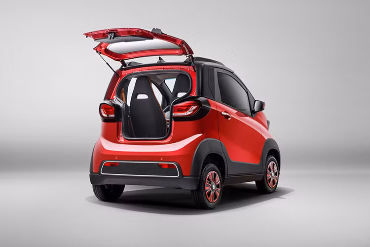 Baojun E100 được trang bị mô-tơ điện mạnh 39 mã lực và 110 Nm, xe có thể đạt vận tốc tối đa 100 km/h. Pin của mẫu ôtô điện này là loại lithium-ion với dung lượng 14,9 kWh, giúp xe di chuyển được 200 km sau một lần sạc pin. TMT Motors cho biết mẫu xe điện này sẽ được bán với mức giá dự kiến dưới 150 triệu đồng.