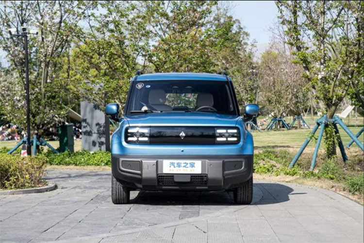 Cuối cùng, Baojun Yep Plus chạy điện có kiểu dáng giống với Yep nhưng là phiên bản 5 cửa. Xe được trang bị mô-tơ điện nằm trên cầu trước với công suất tối đa 103 mã lực và mô-men xoắn cực đại 180 Nm.