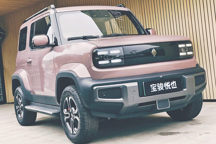 Trong khi đó, Baojun Yep là mẫu CUV thuần điện ngang cỡ VinFast VF3. Mẫu xe này sở hữu thiết kế vuông vắn, khá giống với mẫu SUV Suzuki Jimny. Gầm xe cao, vòm chắn bùn mở rộng, cản trước hầm hố và có giá nóc chính là những chi tiết tạo nên phong cách off-road của mẫu xe này. Công nghệ LED được dùng cho cả cụm đèn pha và đèn hậu.