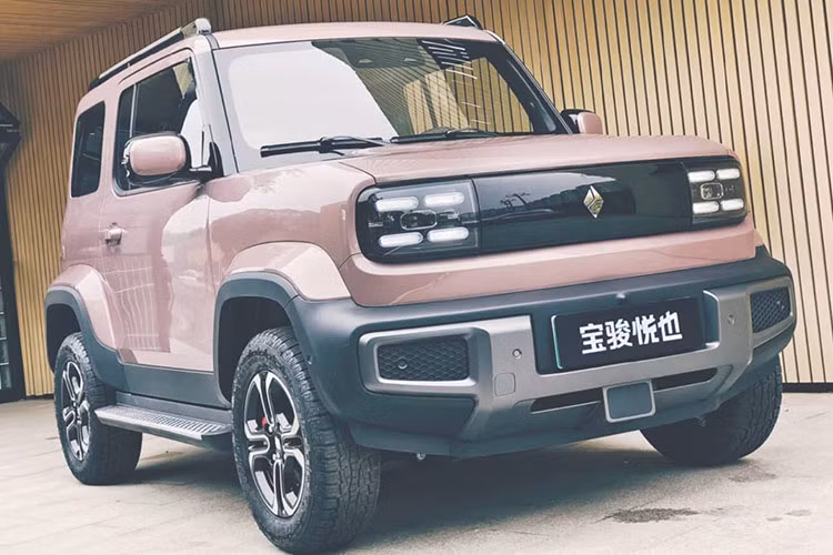 Trong khi đó, Baojun Yep là mẫu CUV thuần điện ngang cỡ VinFast VF3. Mẫu xe này sở hữu thiết kế vuông vắn, khá giống với mẫu SUV Suzuki Jimny. Gầm xe cao, vòm chắn bùn mở rộng, cản trước hầm hố và có giá nóc chính là những chi tiết tạo nên phong cách off-road của mẫu xe này. Công nghệ LED được dùng cho cả cụm đèn pha và đèn hậu.