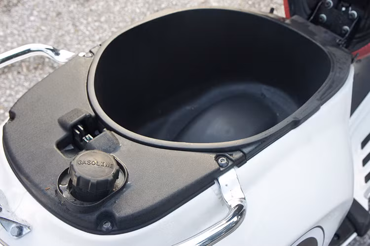 Primavera cũng được cải thiện khả năng chứa đồ với tổng dung tích lên tới 16,6 lít (của LX là 14,3 lít) – Khu vực này có thể chứa vừa hai mũ bảo hiểm nửa đầu và các vật dụng một cách thoải mái vì bình ắc qui dưới yên xe đã được đặt ở sàn để chân.