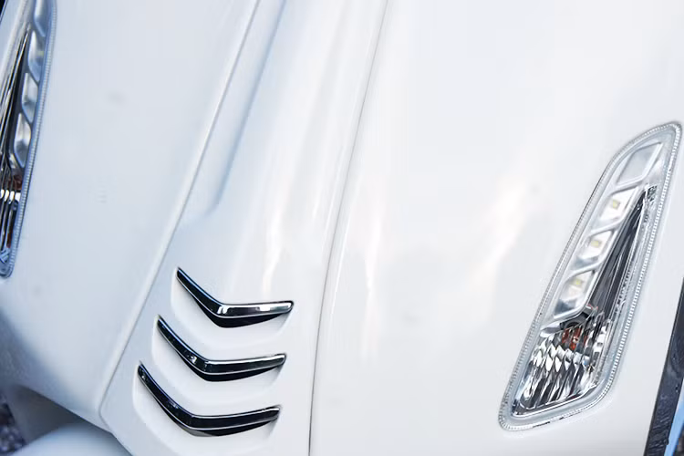  Viền trang trí xung quanh đèn pha mạ chrome từ mẫu ET đã quay trở lại, xi nhan dạng led bên bên cùng với việc trang trí chrome ở mũi xe 946 cũng được đưa vào thiết kế của Primavera. Đây được xem là một đặc điểm nhận dạng mới cho thương hiệu xe máy Ý.